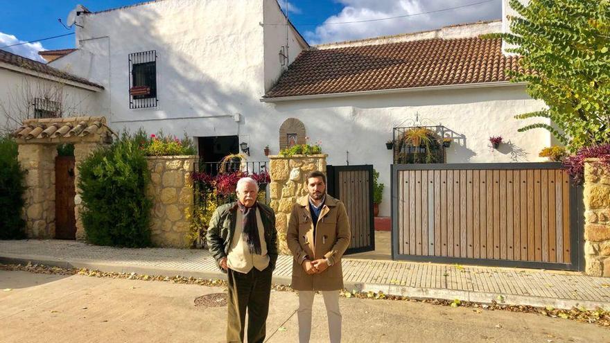 Miguel Castellano, junto a una vivienda reformada.