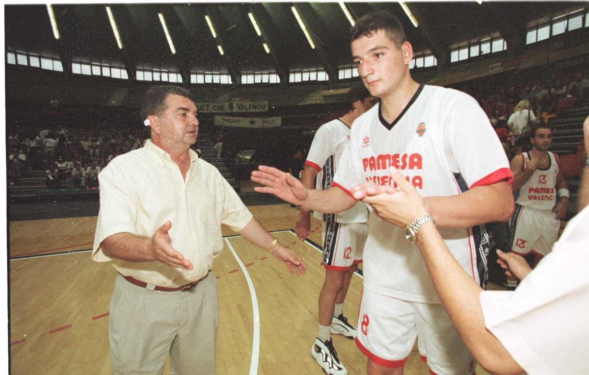 Miki Vukovic saludando a un jugador