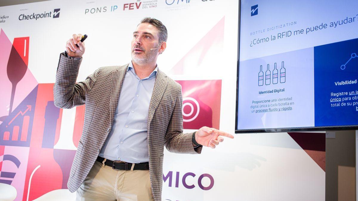Emanuele Soncin, Business Unit Director de Checkpoint Systems, durante su intervención en el encuentro ’El vino. Motor económico y negocio’ celebrado en Madrid.