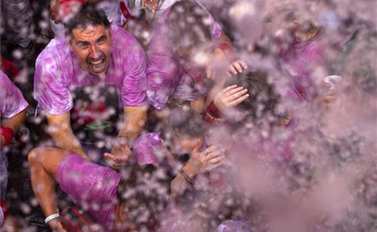 L’aigua cau des d’un balcó en la inauguració oficial de les festes de Sant Fermí 2011.