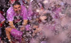 L’aigua cau des d’un balcó en la inauguració oficial de les festes de Sant Fermí 2011.