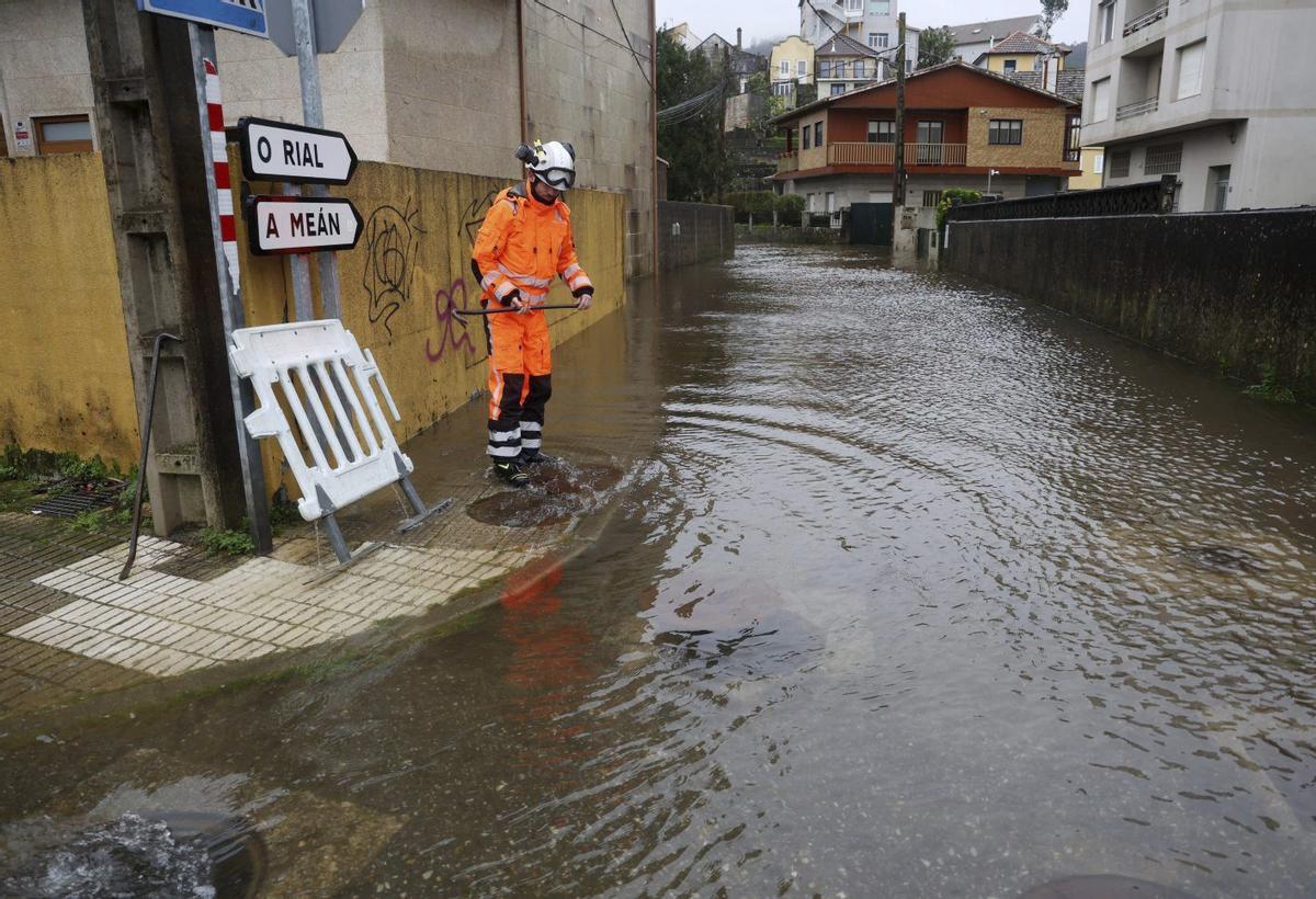 Una jornada más, la Rúa do Santo quedó inundada con la pleamar.