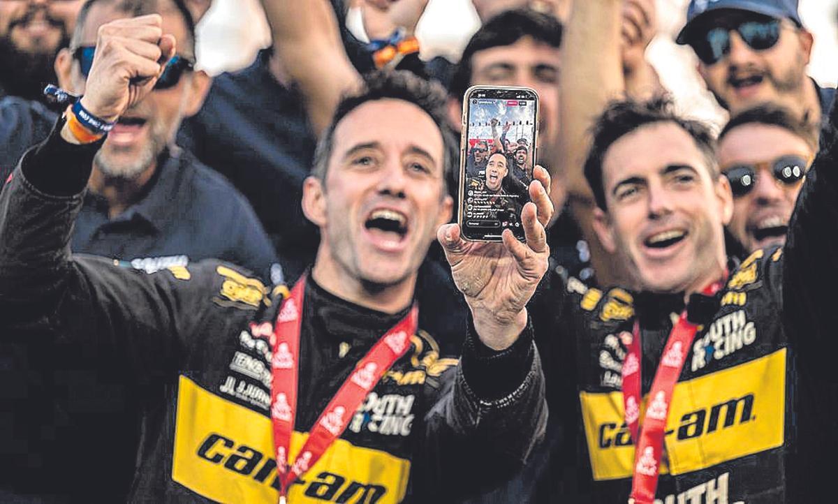 Gerard Farrés i Diego Ortega, celebrant haver acabat el Dakar