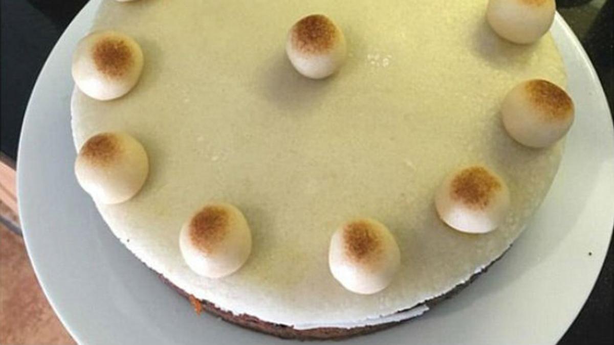El pastel de Pascua casero que Instagram confundió con unos pechos.