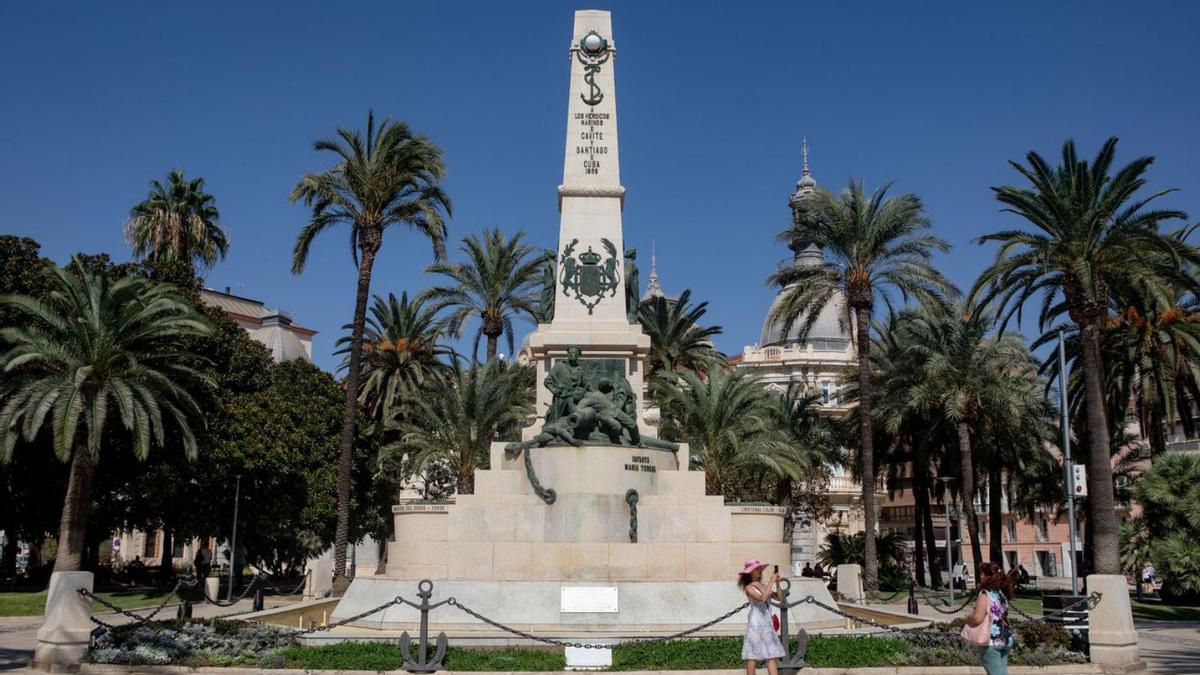 El monumento a los Héroes de Cavite y Santiago de Cuba, junto al puerto