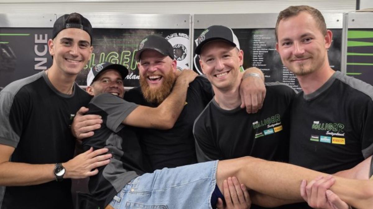 Alex Toledo, a la izquierda, junto a sus compañeros de equipo en el Team Bollinger Switzerland