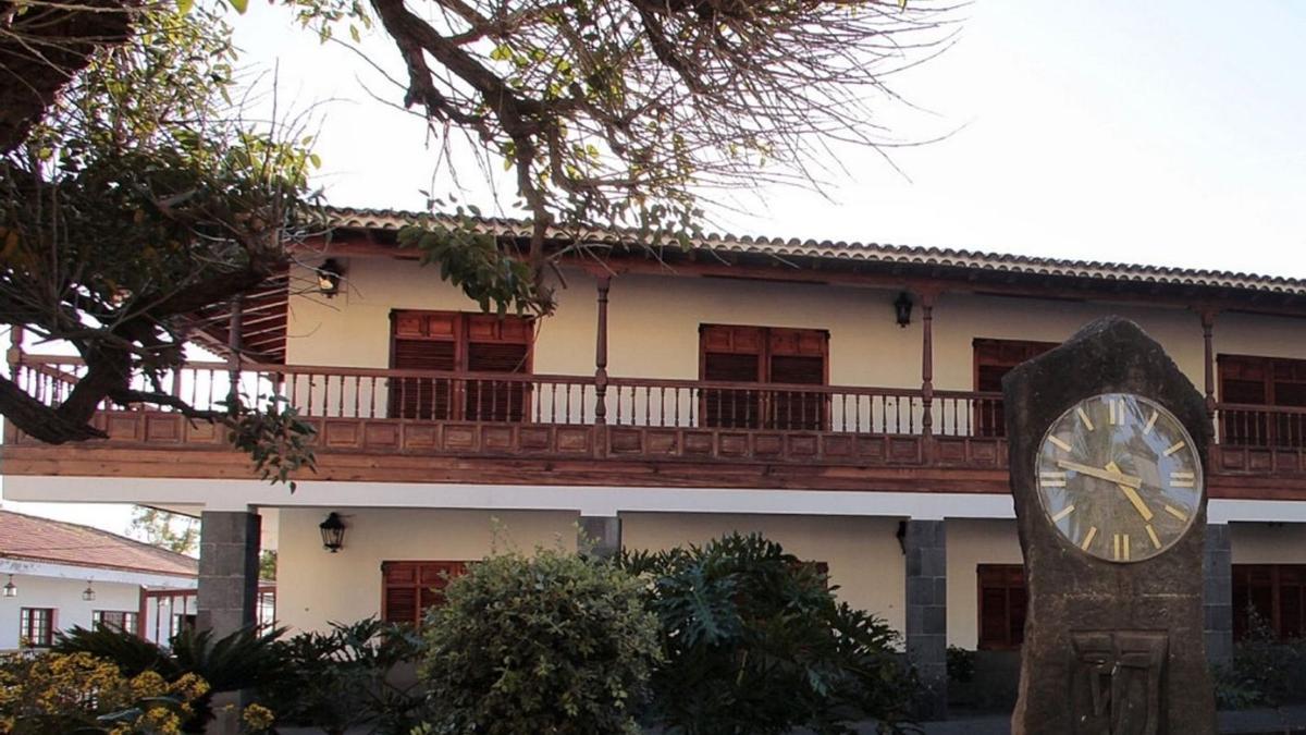 La fachada del Ayuntamiento de Tacoronte, ubicado en la plaza del Cristo