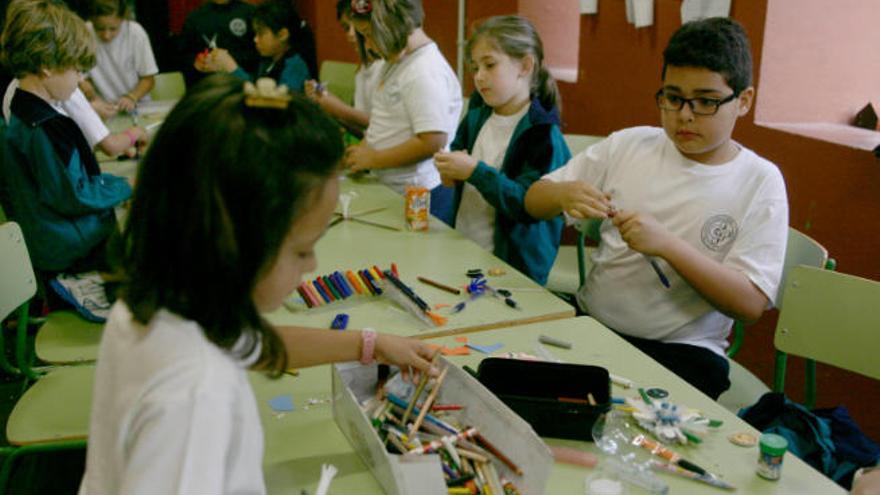 Varios alumnos de un colegio de Santa Cruz de Tenerife durante una de sus actividades.