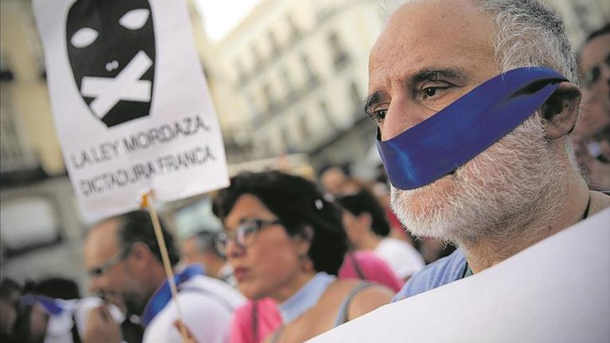 La ‘ley mordaza’ multa a 13 personas al día por consumir droga en la calle