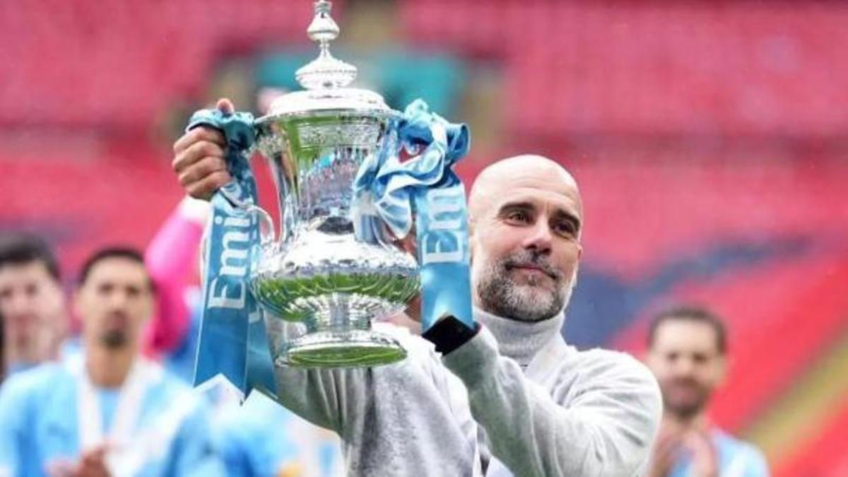 L’entrenador del Manchester City, Pep Guardiola, celebra amb el trofeu de la FA Cup després de la final de la FA Cup anglesa entre el Chelsea i el Manchester City a l’estadi de Wembley