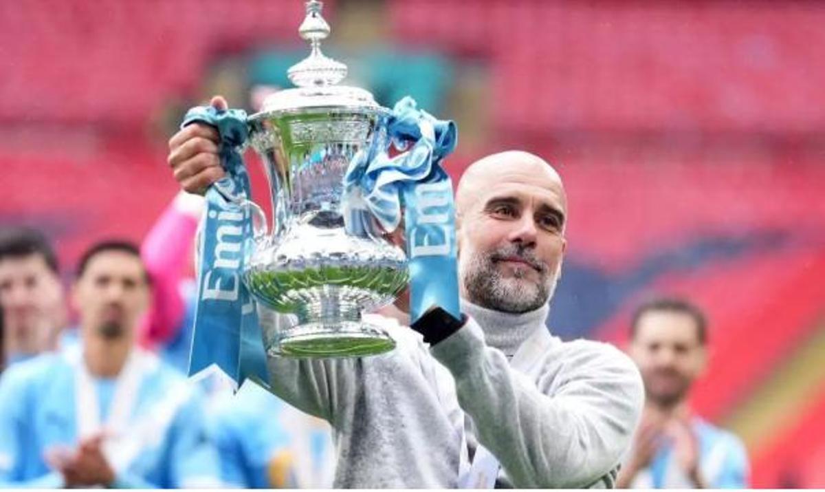 L’entrenador del Manchester City, Pep Guardiola, celebra amb el trofeu de la FA Cup després de la final de la FA Cup anglesa entre el Chelsea i el Manchester City a l’estadi de Wembley