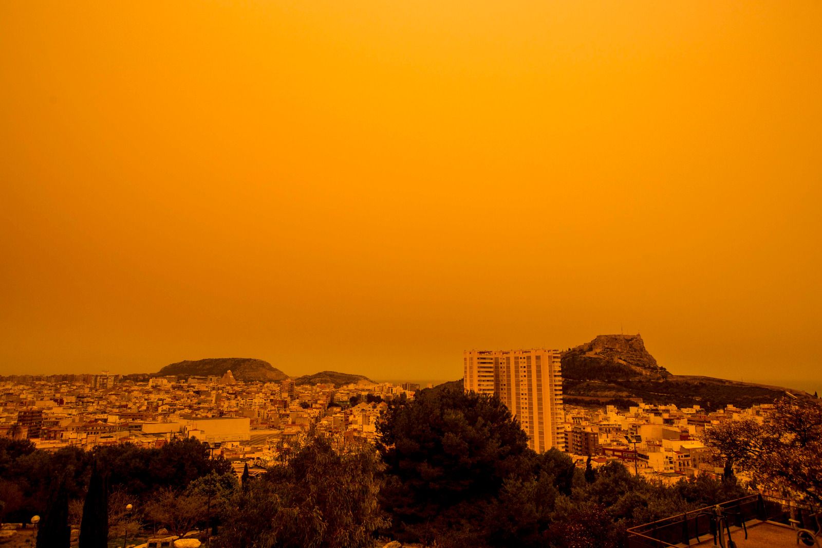 El color rojo por el polvo del Sáhara toma el cielo de Alicante