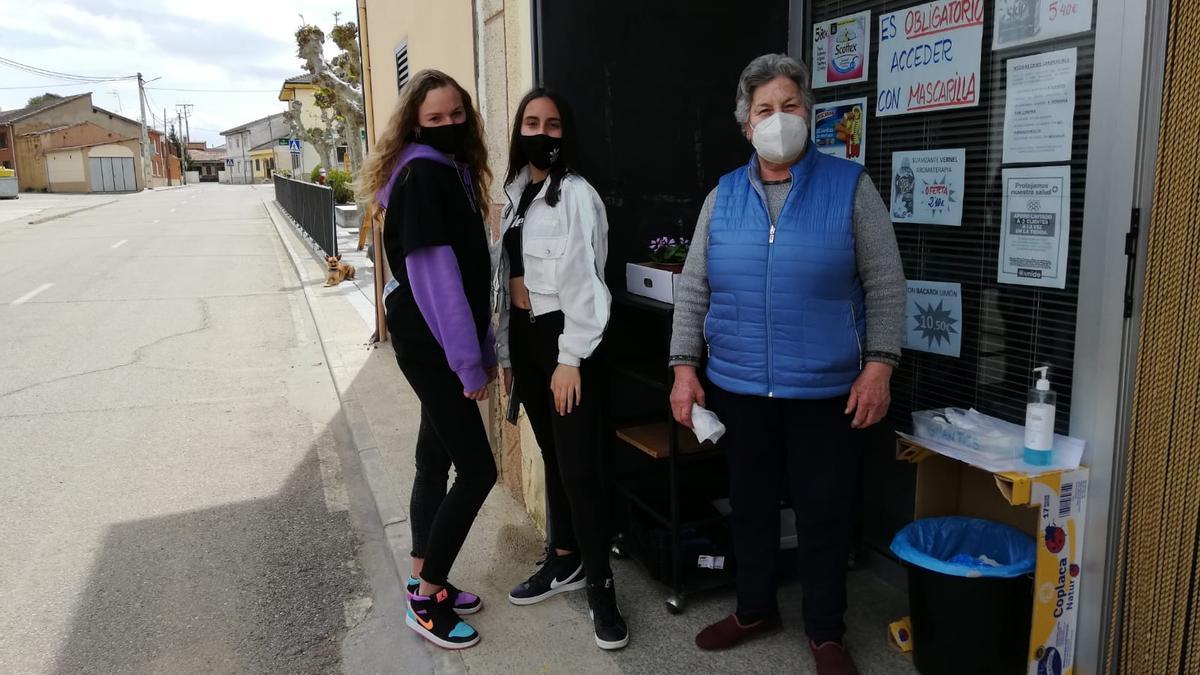 Vecinos de Burganes de Valverde tras el terremoto.