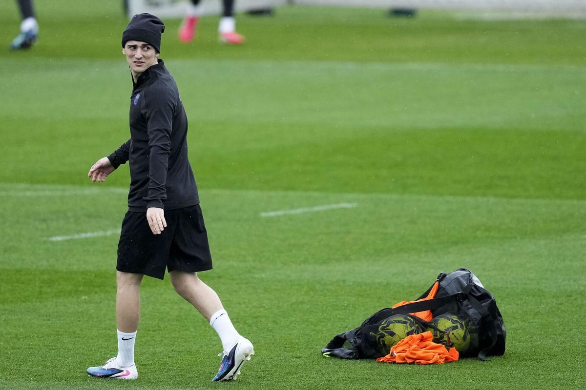 Gavi, del FC Barcelona, durante un entrenamiento del primer equipo del FC Barcelona en las instalaciones de la Ciudad Deportiva Joan Gamper. EFE/Enric Fontcuberta. (BARCELONA)