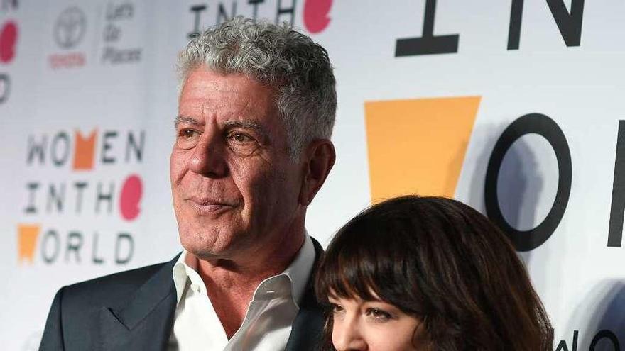 Bourdain, con su pareja, la actriz Asia Argento, el pasado mes de abril. // AFP