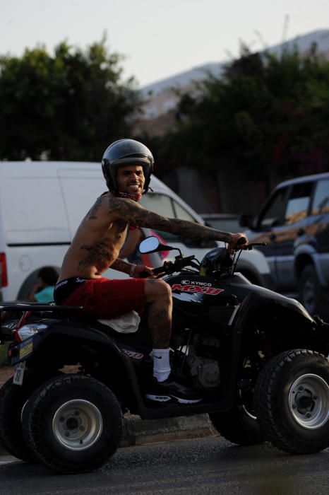 Músico y actor, Chris Brown, más famoso por sus cuitas con la Justicia y su carácter violento que por su trabajo, se divierte pilotando un quad por las calles de Eivissa f ibiza press