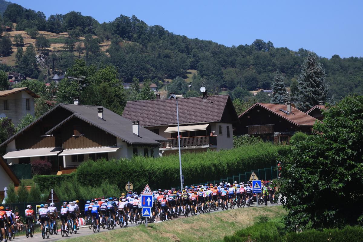 Moutiers (France), 20/07/2023.- The peloton in action during the 18th stage of the Tour de France 2023, a 185kms race from Moutiers to Bourg-en-Bresse, France, 20 July 2023. (Ciclismo, Francia) EFE/EPA/MARTIN DIVISEK