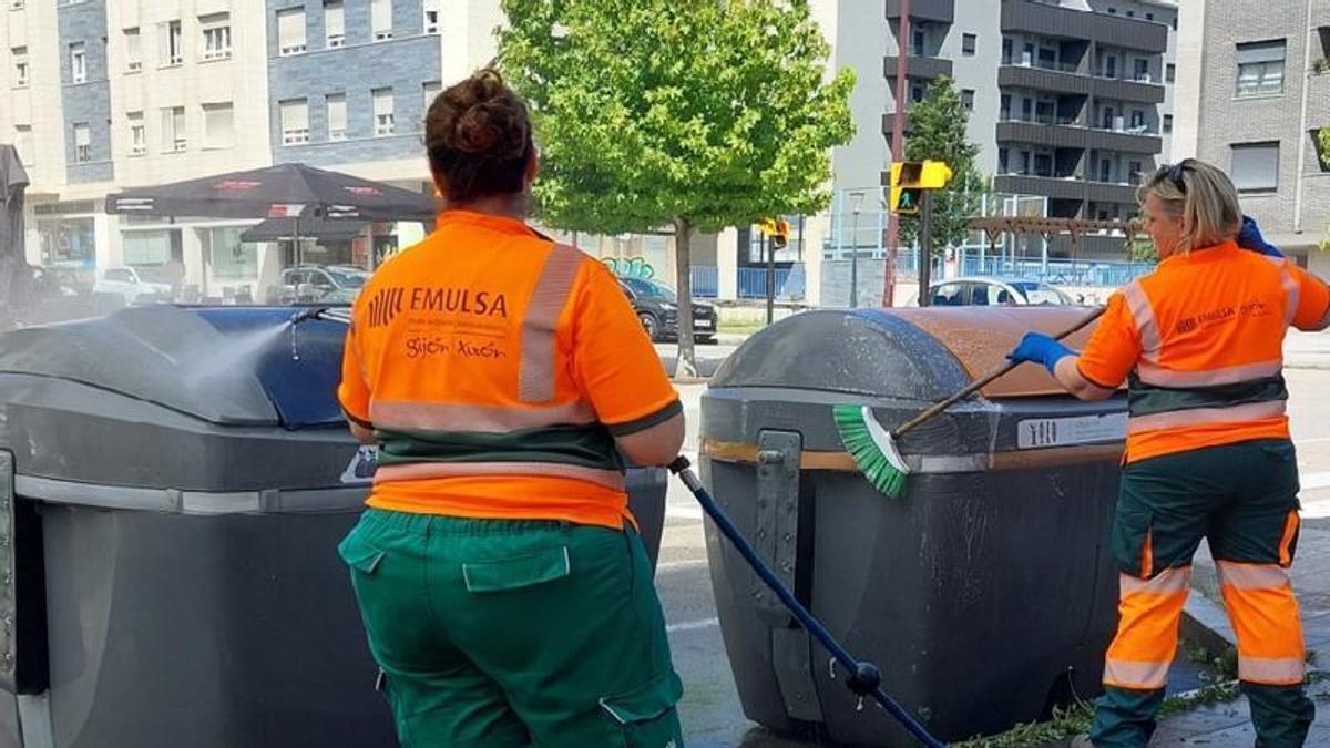 Operarias de Emulsa en labores de lavado exterior de los contenedores de basura.