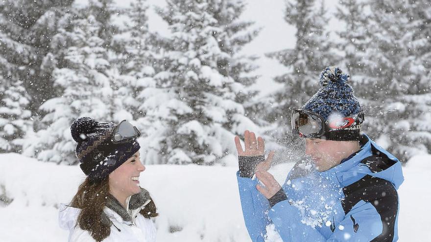 El matrimonio juega a tirarse bolas de nieve. // Efe