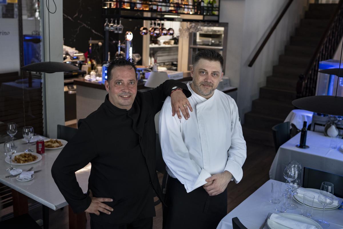 Miguel Martínez y Jordi Valcárcel, jefe de sala y cocinero desde hace más de dos décadas en el restaurante O'Peregrino.