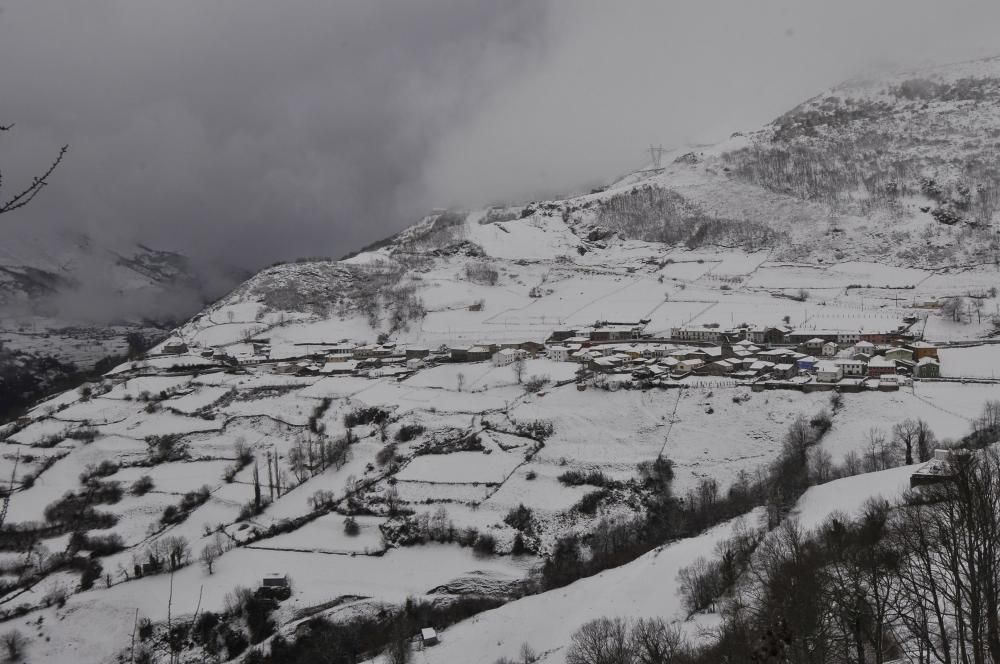 Asturias bajo el primer manto de nieve del año