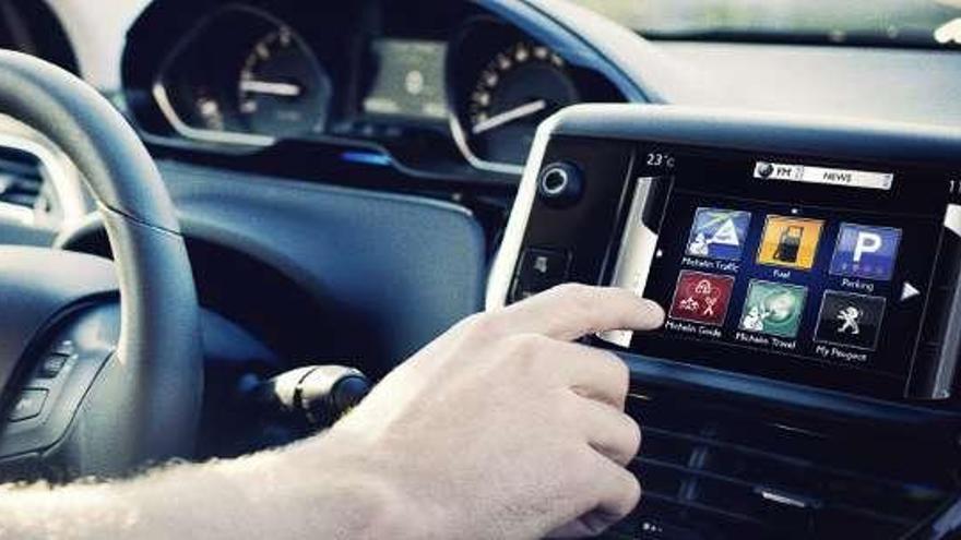 Imagen de la aplicación en una pantalla táctil de un Peugeot.