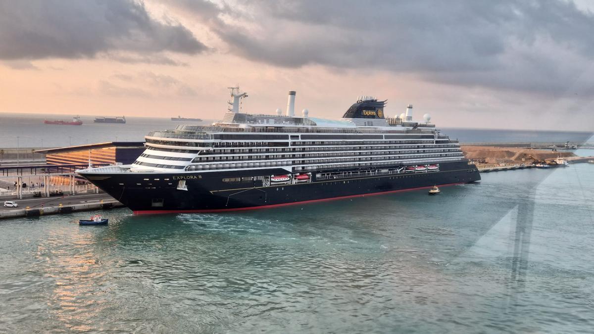 El crucero Explora Journeys III, de la compañía MSC, en el puerto de Barcelona.
