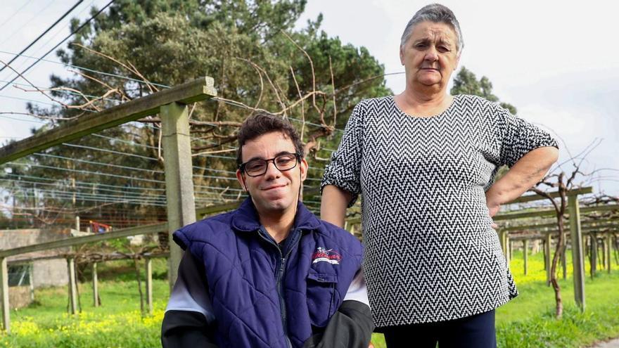 Jesús Francisco Bugallo y su madre Pilar Martínez exigen una solución para su calidad de vida.