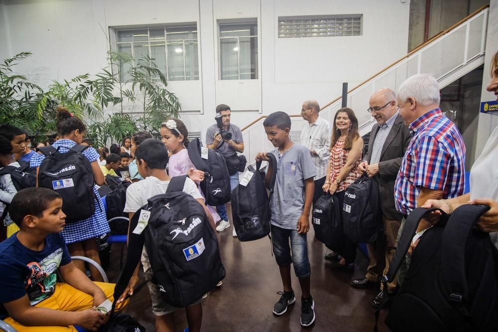 Medio centenar de niños saharauis visitan el Cabildo