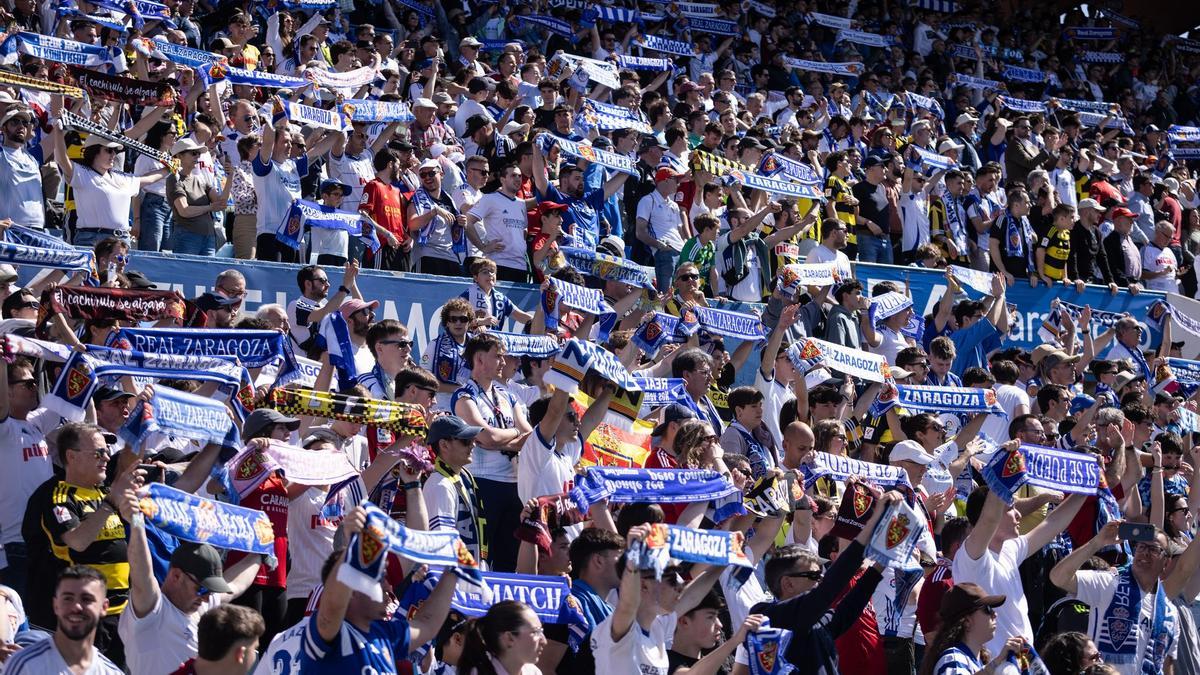 La afición del Zaragoza, bufanda en mano, durante el encuentro ante el Mirandés.