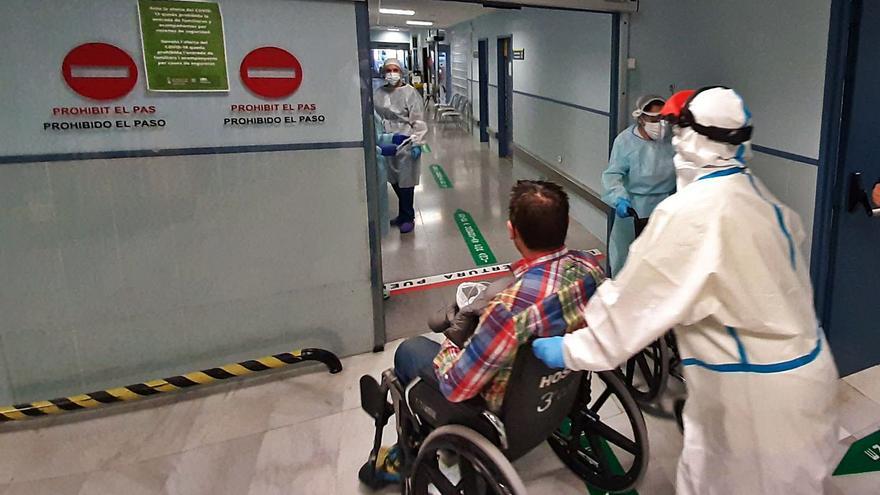 Ingrés d’un pacient a l’Hospital Lluís Alcanyís de Xàtiva. | LEVANTE-EMV