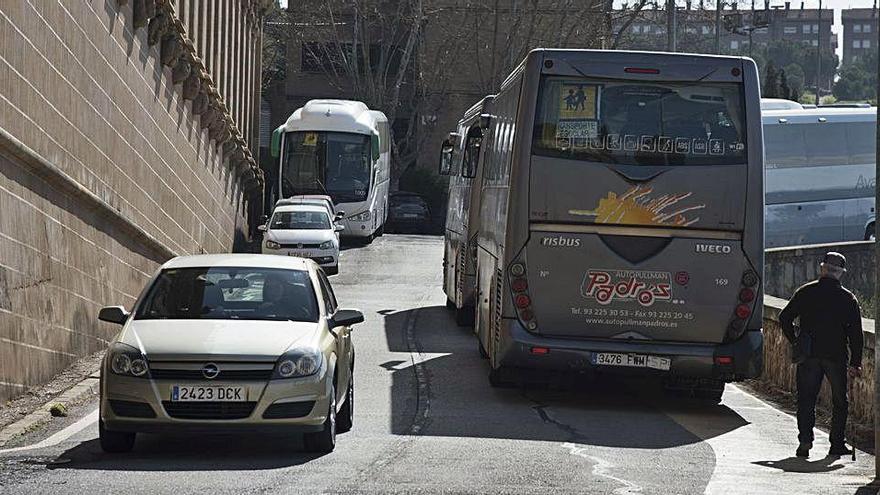 Trànsit al Camí de la Cova de Manresa, on quan passen dos autocars tenen problemes per circular