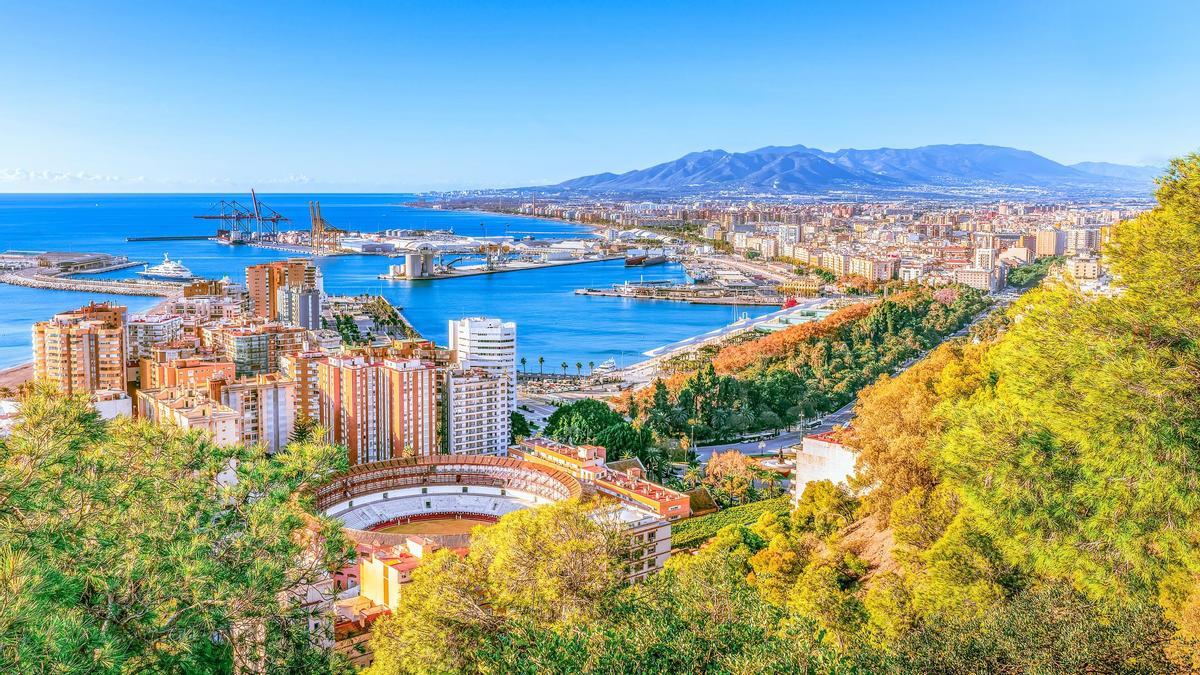 El plan perfecto para este verano: sobrevolar la Costa del Sol en un helicóptero de lujo.