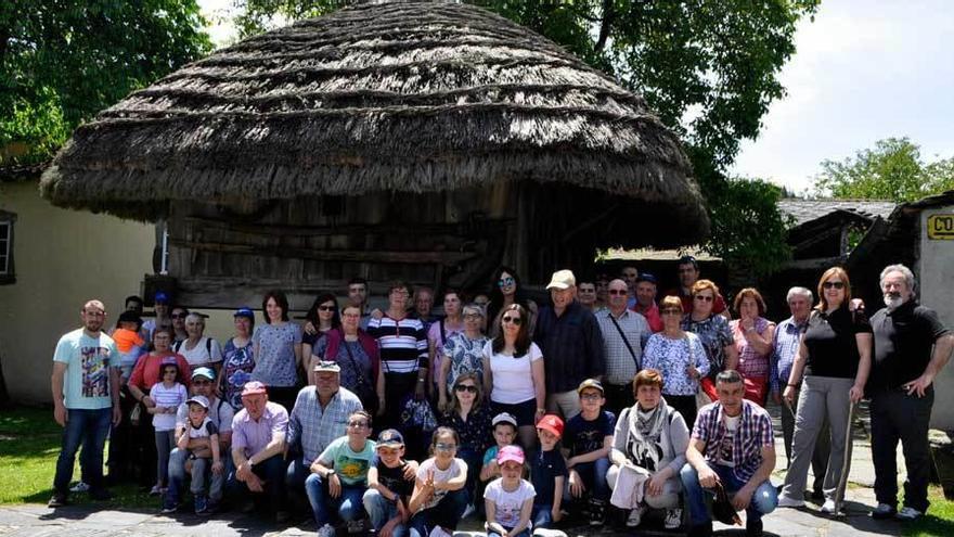 A la izquierda, foto de familia de un grupo de visitantes en el museo grandalés. Arriba, un niño juega con el aro metálico.