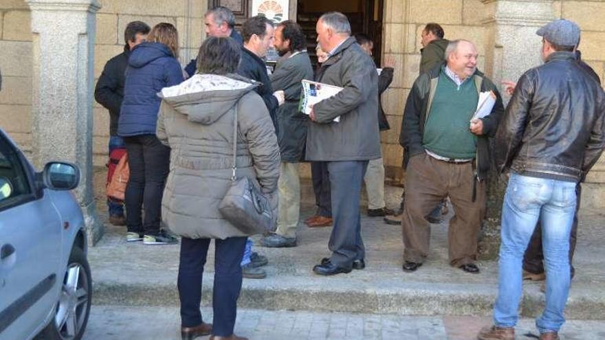 Ganaderos a la entrada del Ayuntamiento.