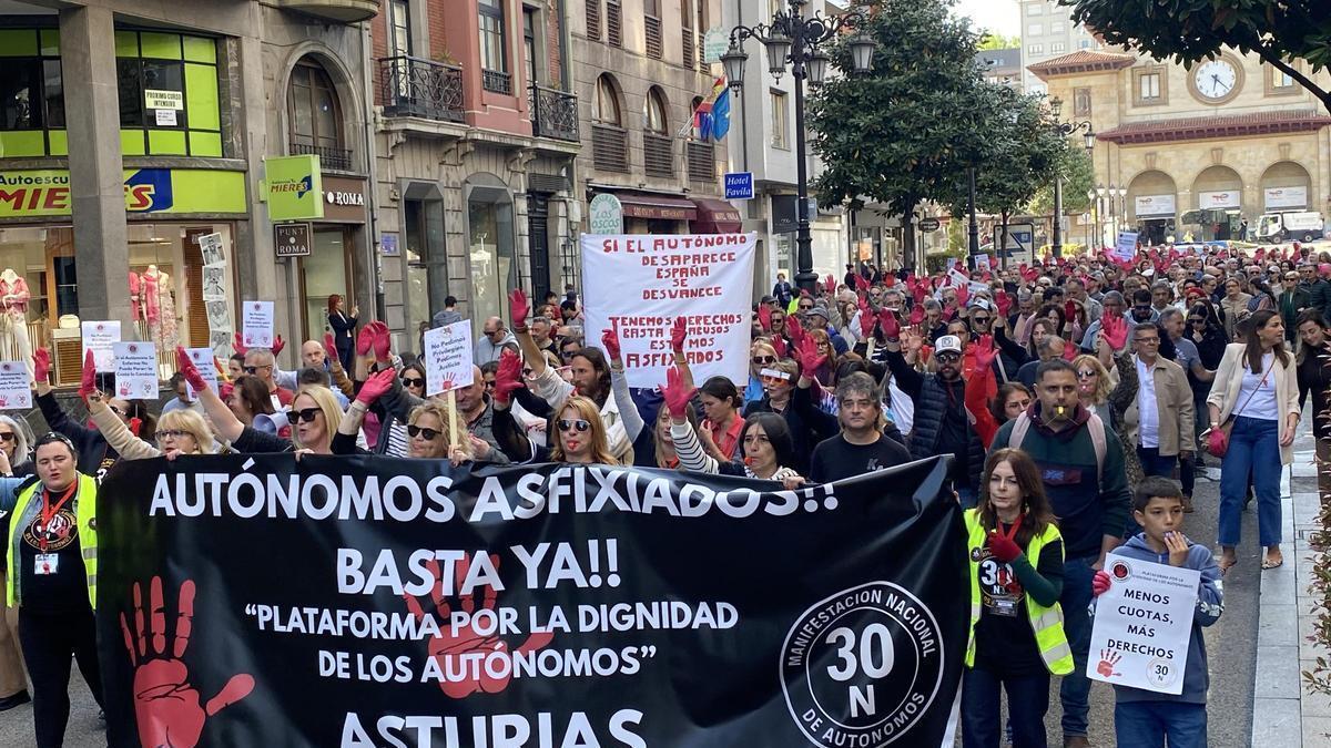 Centenares de autónomos protestan en Oviedo contra la subida de cuotas del Gobierno: "Nos están asfixiando"