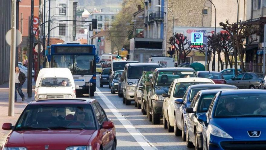 Al fondo, uno de los autobuses de la línea 15 (Avilés-Parque Astur) en las inmediaciones de la estación.