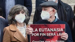 La exministra de Sanidad y actual secretaria de Sanidad de la Comision Ejecutiva Federal del PSOE  Maria Luisa Carcedo (i)  junto a Angel Hernandez (que ayudo a morir a su mujer  enferma de esclerosis multiple) (d) celebran  frente al Congreso de los Diputados  la aprobacion de la ley de la eutanasia   17 DICIEMBRE 2020 MARIA LUISA CARCEDO LEY EUTANASIA EUTANASIA CIENCIA SALUD SANIDAD CONGRESO DE LOS DIPUTADOS POLITICA GOBIERNO  Eduardo Parra   Europa Press  17 12 2020