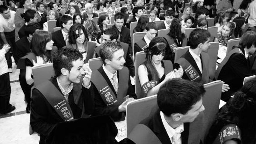 Alumnos del Instituto Jovellanos, en el Begoña Park, en su acto de graduación.