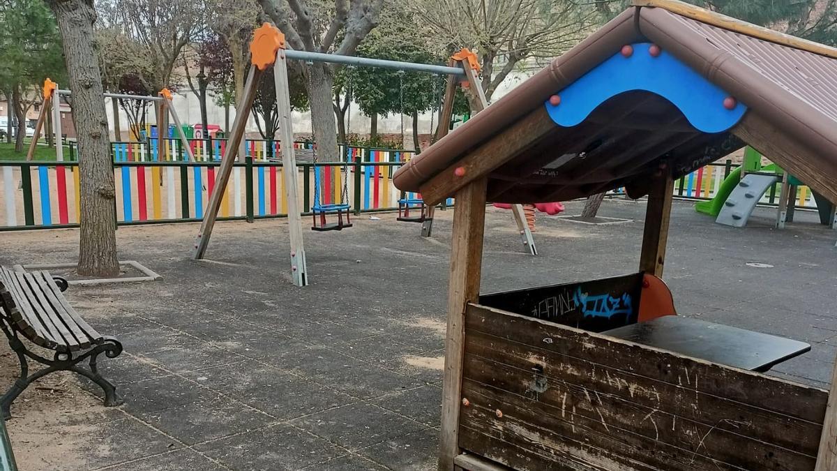 Elementos de juego del parque infantil situado en la plaza de San Francisco
