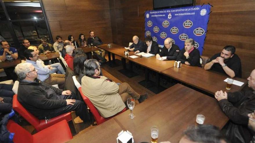 Imagen de una asamblea de la Federación de Peñas.