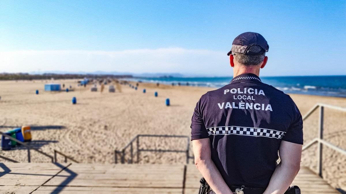 La Policía Local de València vigila las playas de la capital del Túria para evitar este tipo de hurtos.