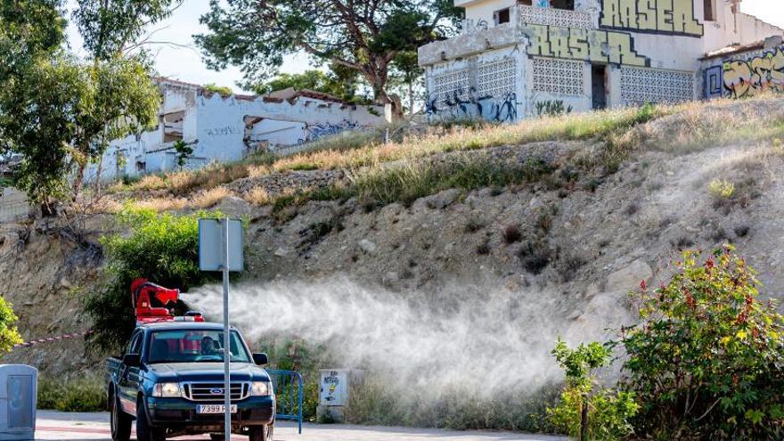 El camión con la maquina para fumigar bordea el foco del contagio.