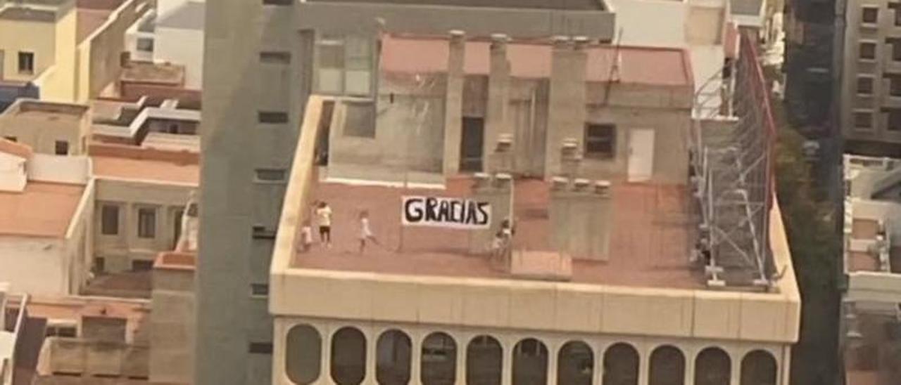 Foto tomada por los pilotos de los hidroaviones de los niños con el cartel de "gracias" en la azotea de Santa Cruz.