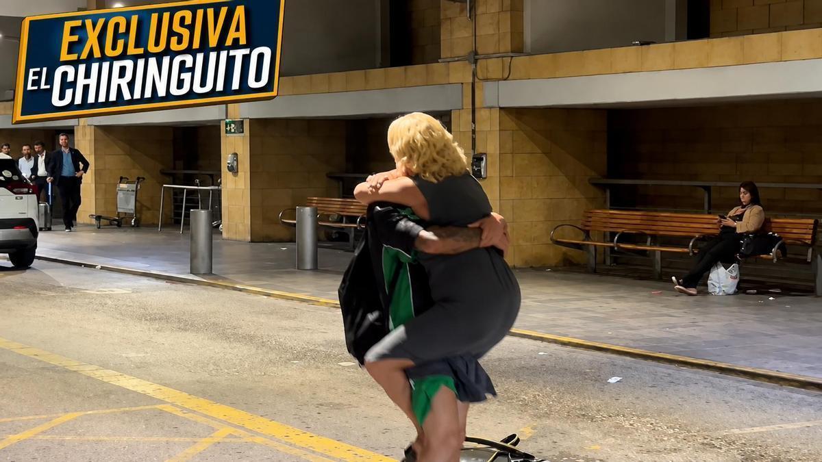 El emocionante abrazo de pablo García con su madre en el aeropuerto de Sevilla