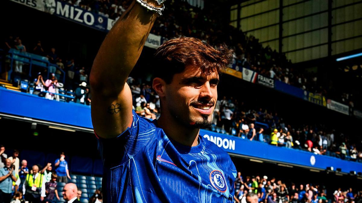 Pedro Neto, presentado ante la afición en Stamford Bridge