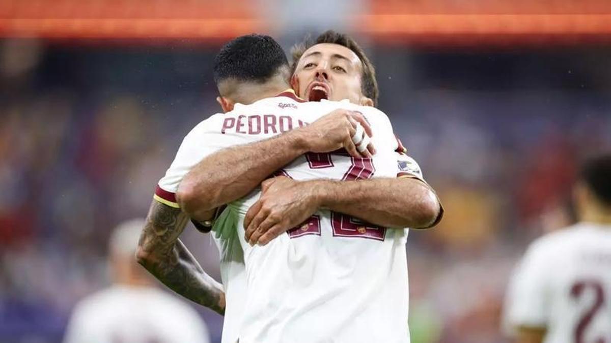 Pedro Porro y Mikel Oyarzabal de España celebran uno de los goles contra Francia.