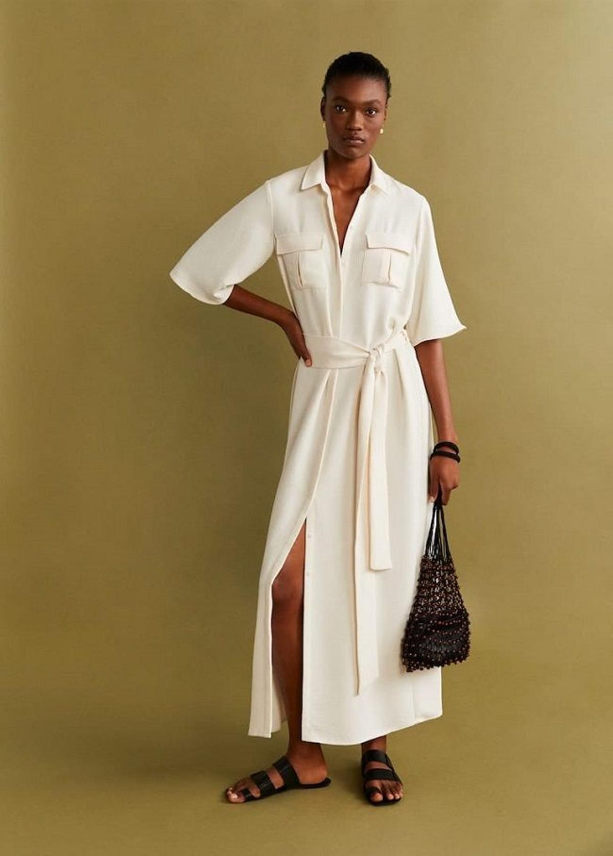 El look de Mango con vestido camisero, bolso de red y palas negras