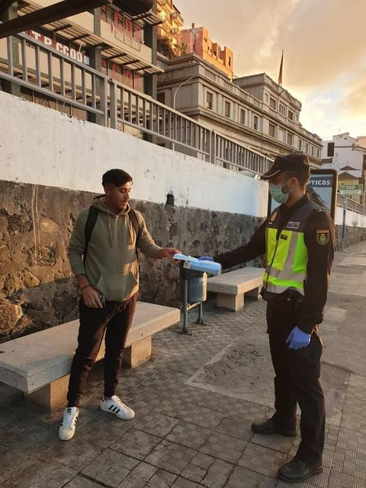 Reparto de mascarillas en Canarias