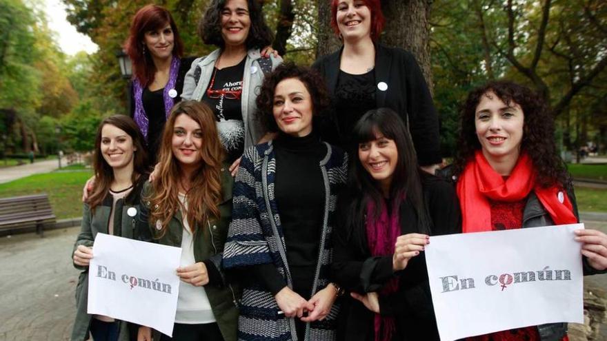 Las ocho mujeres que forman parte de la candidatura En Común, ayer en Oviedo.